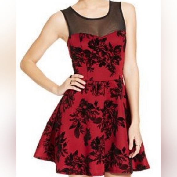 Elegant Red and Black Floral Dress - Picture 1 of 6